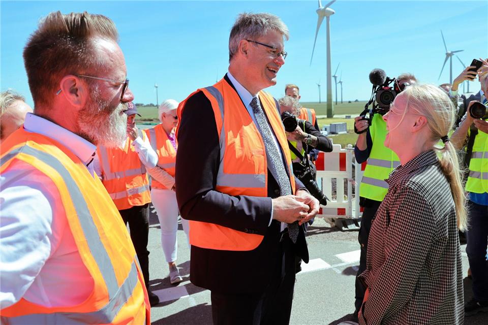 Schleswig-Holsteins Verkehrsminister Claus Ruhe Madsen sieht bei seinem Besuch „großen Fortschritt“ an der Baustelle.Frank Molter/dpa