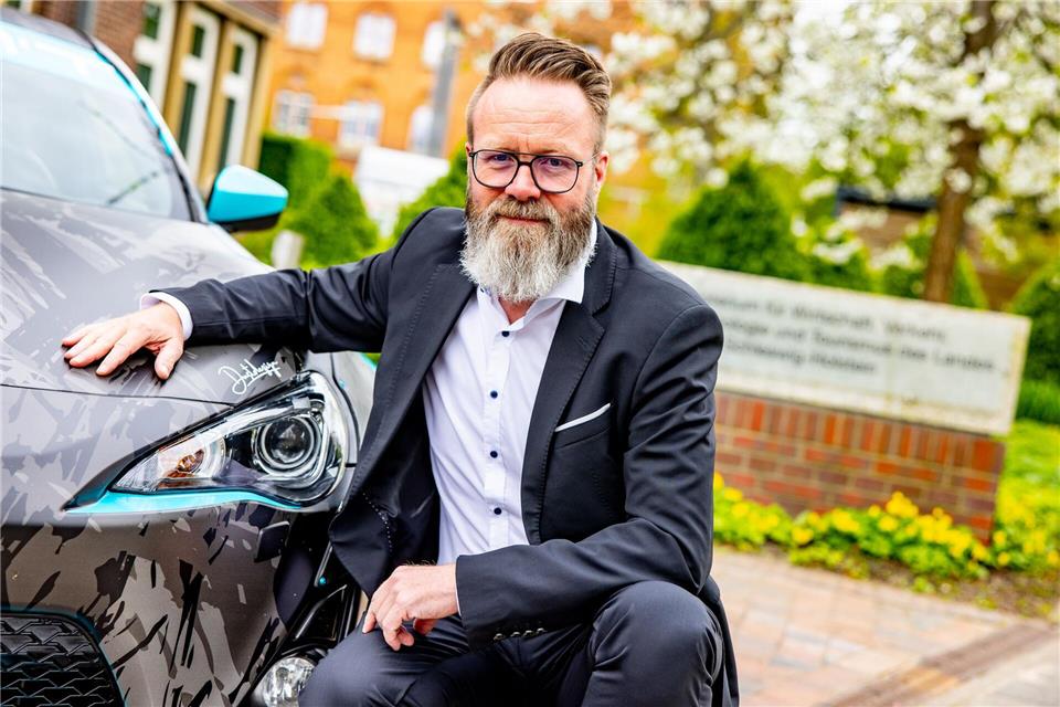 Schleswig-Holsteins Verkehrsminister Claus Ruhe Madsen (CDU) freut sich über die Quote sauberer Autos der öffentlichen Hand. (Archivbild)Axel Heimken/dpa