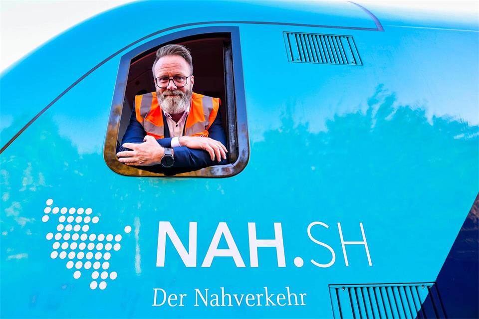 Schleswig-Holsteins Verkehrsminister Claus Ruhe Madsen (CDU) rechnet mit einer Sanierung der Strecke Lübeck-Hamburg im Jahr 2028. (Archivbild)Frank Molter/dpa