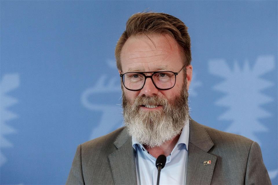 Schleswig-Holsteins Verkehrsminister Claus Ruhe Madsen (CDU) will die 12-Uhr-Tankregel kippen. (Archivbild)Markus Scholz/dpa