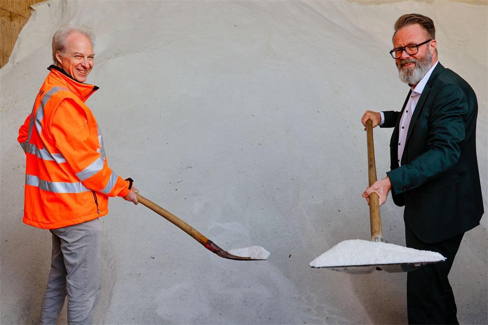 Schleswig-Holsteins Verkehrsminister Claus Ruhe Madsen (CDU, rechts) schaufelt mit Sönke Klettner vom Landesbetrieb Straßenbau und Verkehr schon mal etwas Streusalz.Frank Molter/dpa