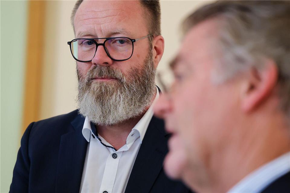 Schleswig-Holsteins Wirtschaftsminister Claus Ruhe Madsen (links, CDU) trifft sich vor Ort mit Lyten-Chef Dan Cook. (Archivbild)Frank Molter/dpa