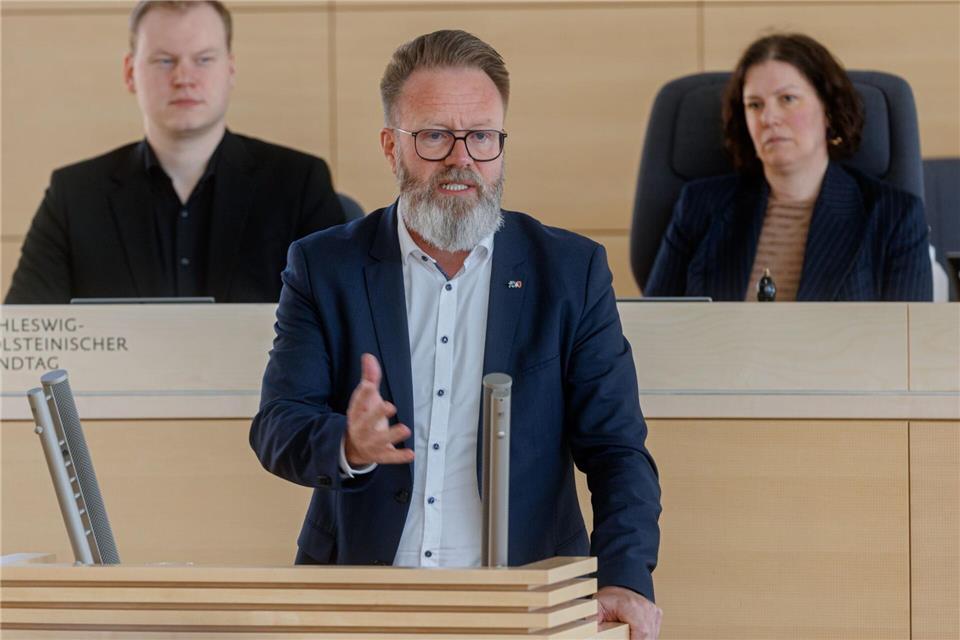 Schleswig-Holsteins Wirtschaftsminister Claus Ruhe Madsen betonte seine Unzufriedenheit mit den Verzögerungen. (Archivbild)Markus Scholz/dpa