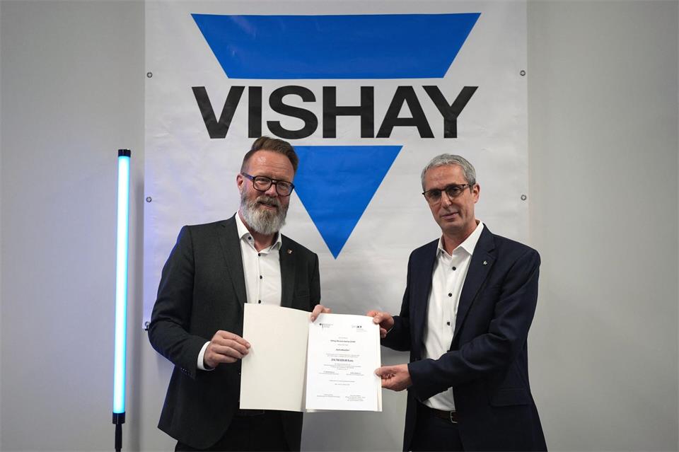 Schleswig-Holsteins Wirtschaftsminister Claus Ruhe Madsen überreicht den Förderbescheid von rund 215 Millionen an Roy Shoshani (r), Executive Vice President und Chief Operating Officer (COO) der Vishay Intertechnology, Inc. Marcus Brandt/dpa