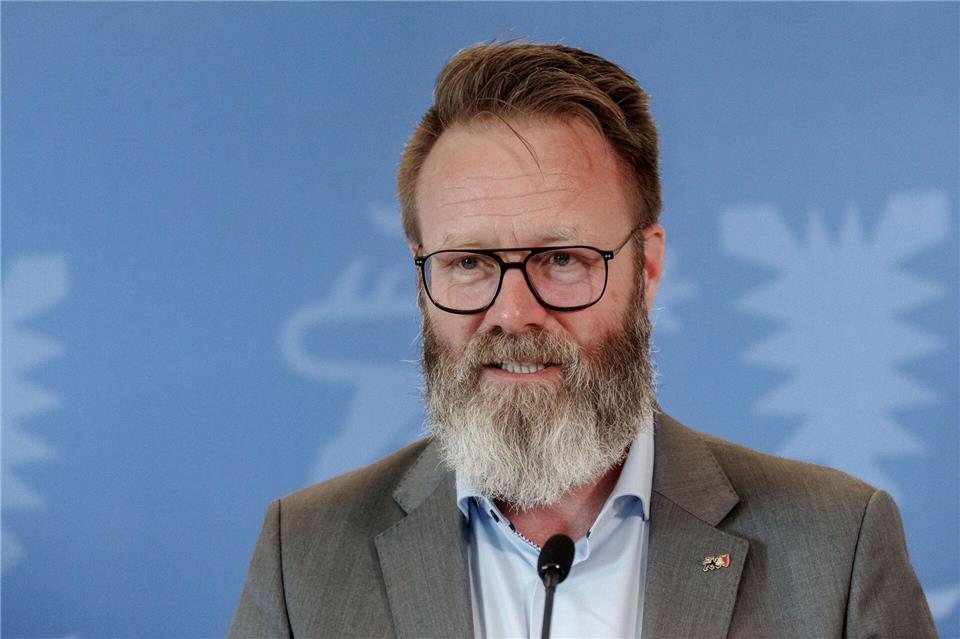 Schleswig-Holsteins Wirtschaftsminister Madsen präsentiert eine wieder wachsende Zahl von Unternehmensansiedlungen. (Archivbild)Markus Scholz/dpa
