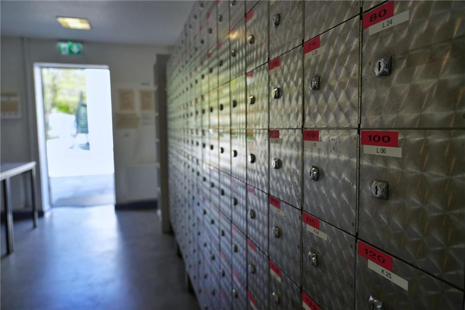 Schließfächer am Eingang der JVA des Offenen Vollzuges Berlin auf dem Gelände. (Archivbild) Soeren Stache/dpa