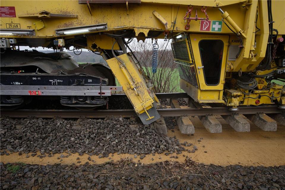 Schließlich kommen die gereinigten Schottersteine und die Gleise zurück auf die Strecke.Henning Kaiser/dpa