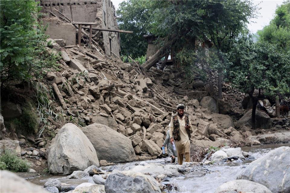 Schlimmes Erdbeben in Afghanistan: Ein Mann geht an einem vom Erdbeben zerstörten Haus vorbei.Wahidullah Kakar/AP/dpa