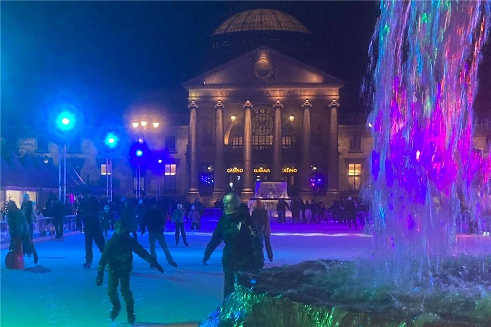 Schlittschuhläufer drehen abends auf der Eisbahn vor dem Wiesbadener Kurhaus ihre Kreise.Jens Albes/dpa