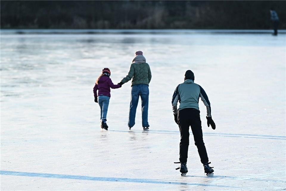 Schlittschuhläufer sind bei blauem Himmel und Sonnenschein in Ostfriesland unterwegs.Lars Penning/dpa
