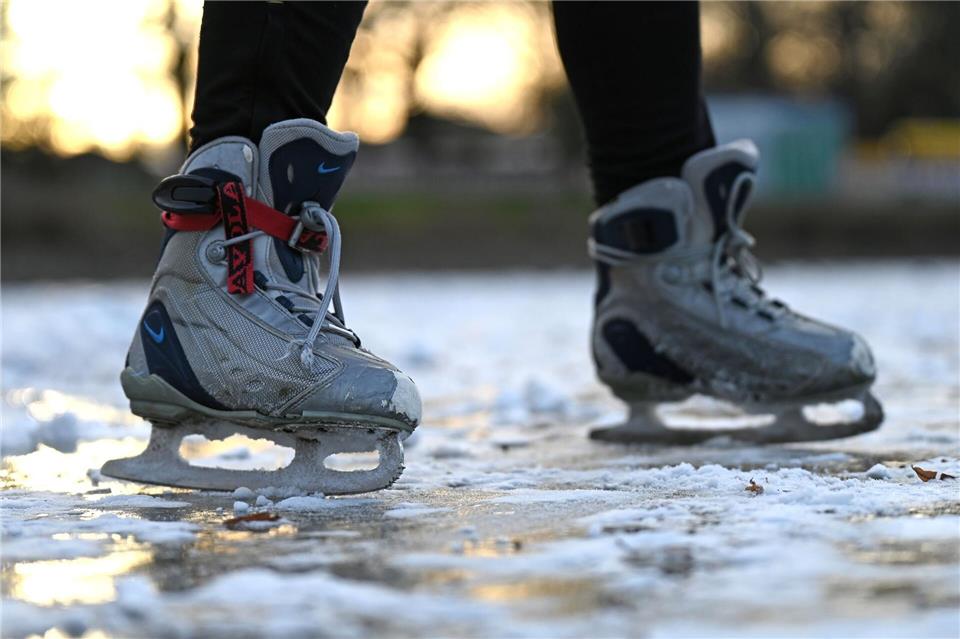 Schlittschuhlaufen ist beliebt, doch wird immer wieder vor dem Betreten zugefrorener Seen und Teiche gewarnt. (Archivbild)David Hammersen/dpa