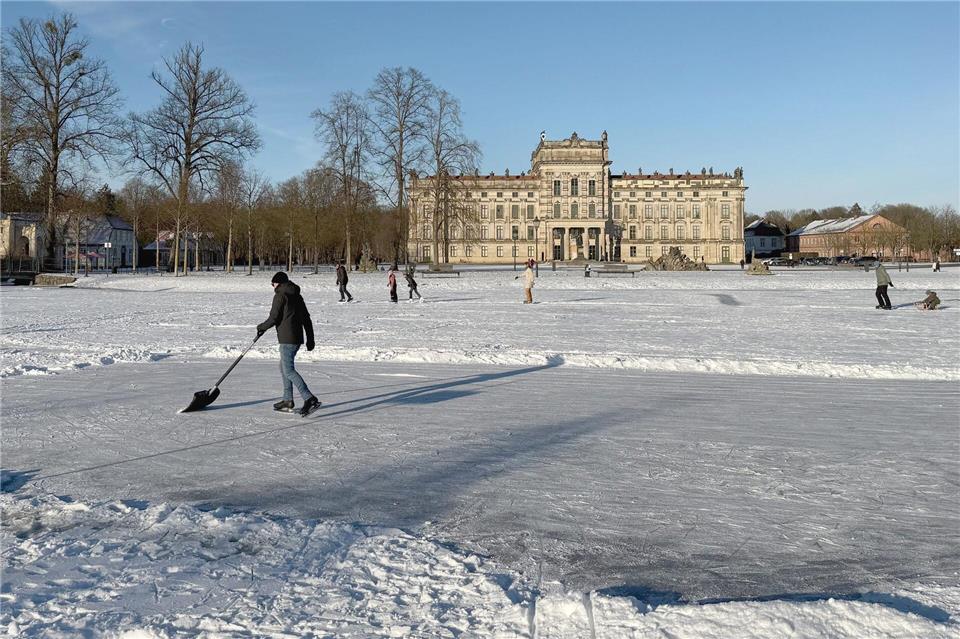Schlittschuhlaufen mit Blick auf Schloss Ludwigslust.Iris Leithold/dpa