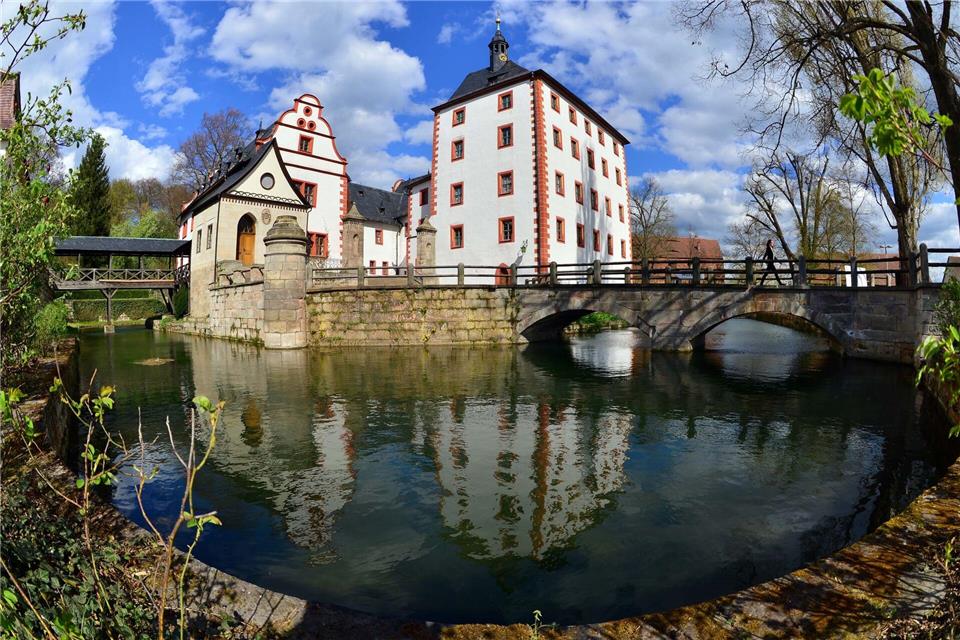 Schloss Kochberg im Sonnenlicht: Zur Schlossanlage gehört ein Museum, das Liebhabertheater und ein Park.picture alliance/dpa/dpa-Zentralbild
