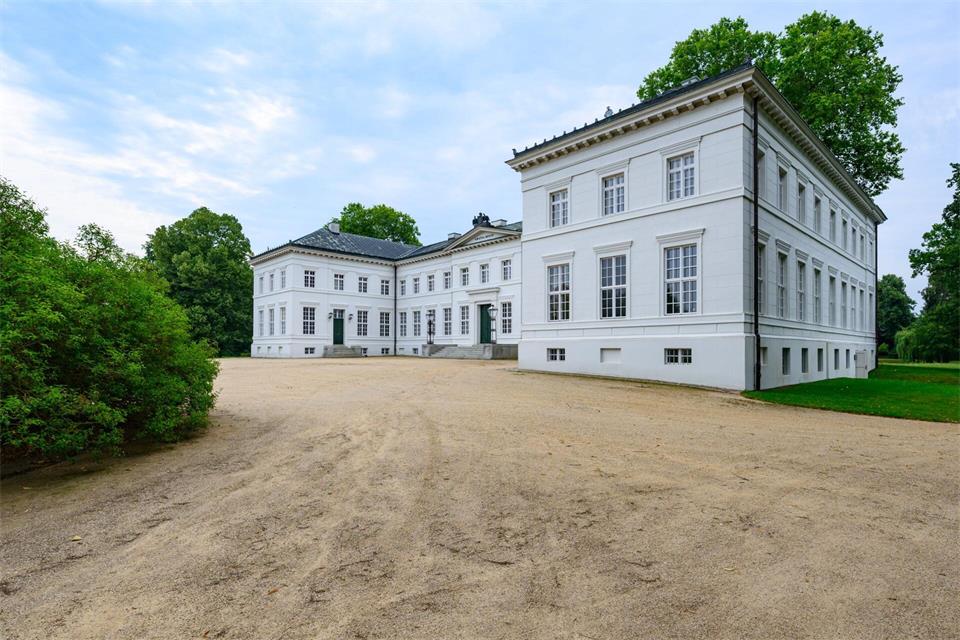 Schloss Neuhardenberg: Hier findet am Dienstag und Mittwoch die Kabinettsklausur statt. (Archivbild)Patrick Pleul/dpa