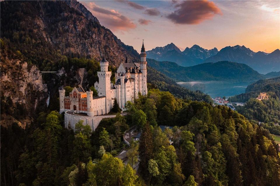 Schloss Neuschwanstein in der Abendstimmung: Bewohner König Ludwig II. litt unter Schlaflosigkeit.Mathias Struck/Füssen Tourismus und Marketing/dpa-tmn