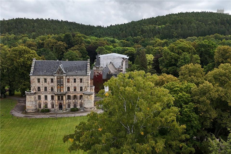 Schloss Reinhardsbrunn gehört zu den Sehenswürdigkeiten in Friedrichroda. (Archivbild) Martin Schutt/dpa