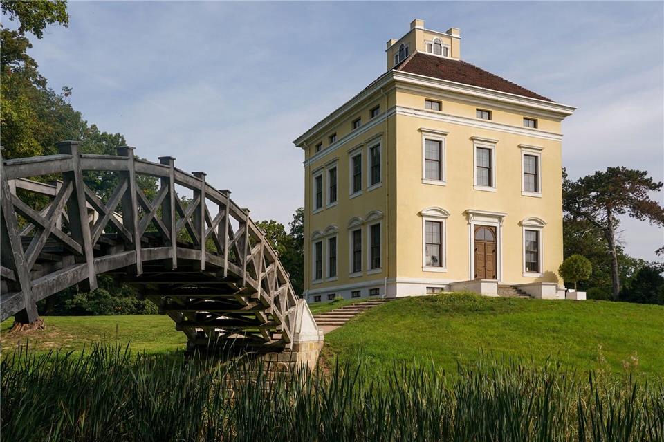 Schloss und Park Luisium schützt seit 2021 ein neuer Ringdeich vor Hochwasser. (Archivfoto)Peter Endig/dpa-Zentralbild/ZB