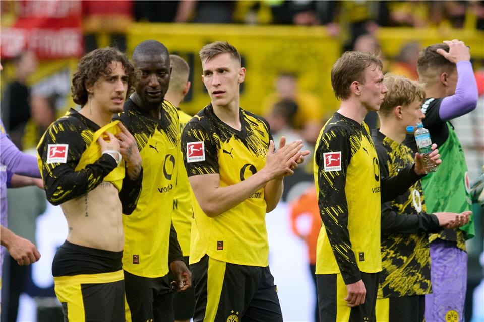 Schlotterbeck und seine Teamkollegen vor der Kurve.Bernd Thissen/dpa