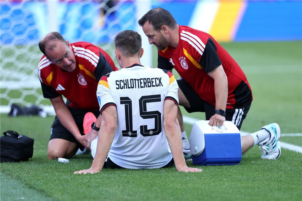 Schlotterbeck wurde behandelt und hielt noch bis zur Halbzeitpause durch.Jan Woitas/dpa