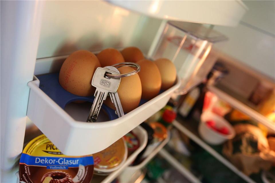 Schlüssel im Kühlschrank? Betroffene einer Demenz neigen dazu, Gegenstände an ungewöhnlichen Stellen zu verlegen.Karl-Josef Hildenbrand/dpa/dpa-tmn