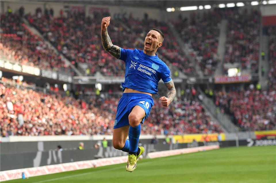 Schlug wieder mal per Freistoß zu: Bayers Alejandro Grimaldo.Achim Keller/dpa