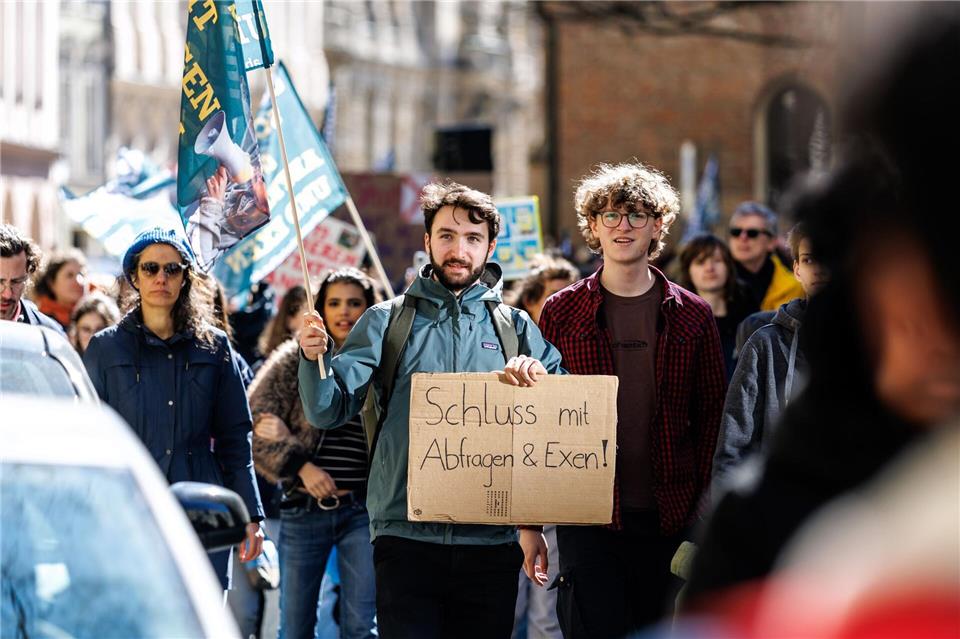 Petition gegen unangekündigte Tests vor Übergabe „Schluss mit Abfragen und Exen!“ - das fordern die Schülerinnen und Schüler. Matthias Balk/dpa