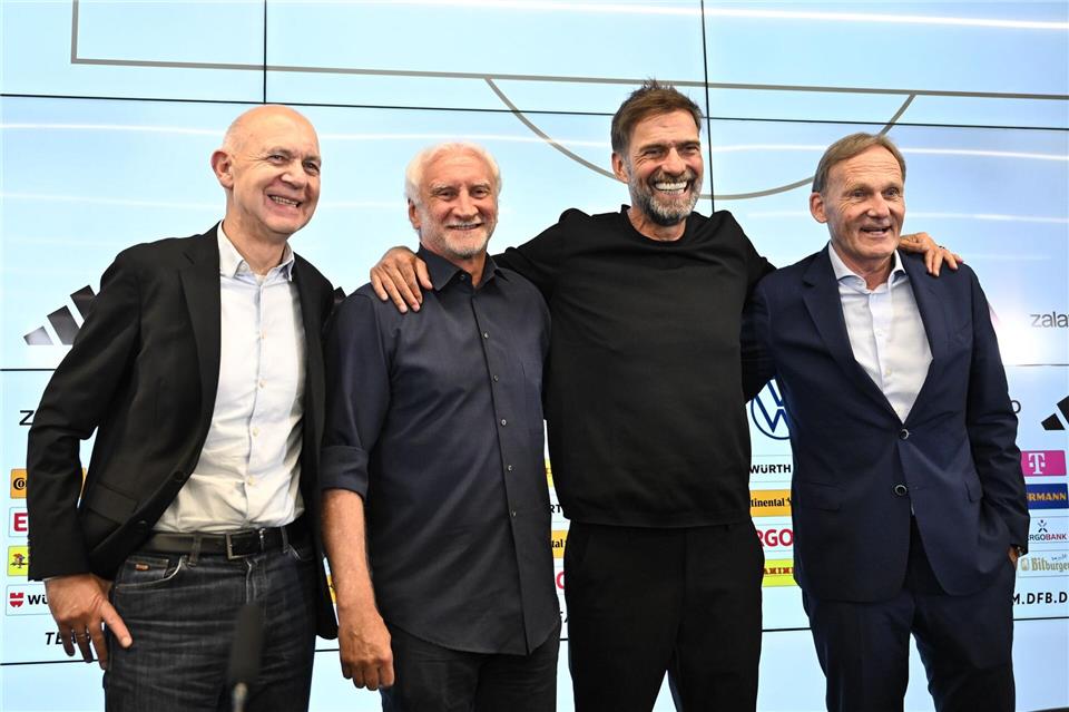 Schlussbild der DFB-Viererkette mit Präsident Bernd Neuendorf, Sportdirektor Rudi Völler, Bundestrainer Jürgen Klopp sowie Ligapräsident und DFB-Vize Hans-Joachim Watzke (von links).Florian Wiegand/dpa