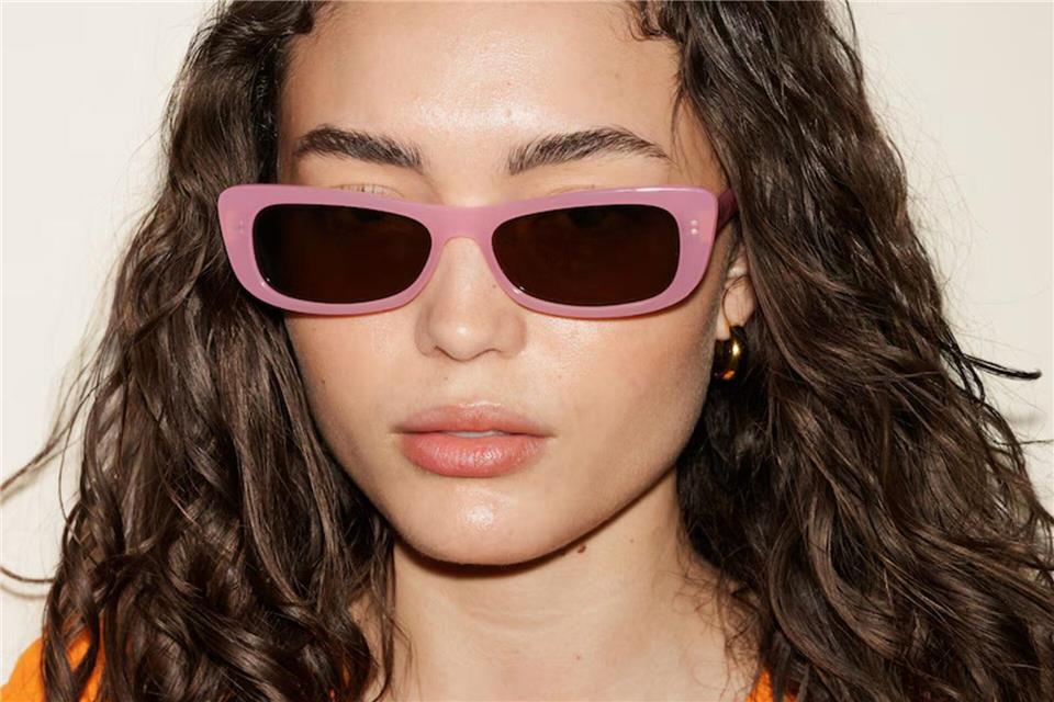 Schmale Sonnenbrillen mit auffälligen Rahmen, wie das Rosa Modell von & Other Stories ab ca. 30 Euro, bringen den Y2K-Look zurück auf die Straßen.& Other Stories/dpa-tmn