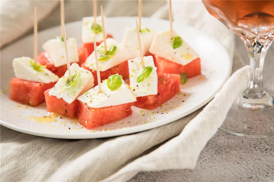 Schmeckt garantiert nach Urlaub: Wassermelonen-Feta-Spießchen.picture alliance / dpa-tmn