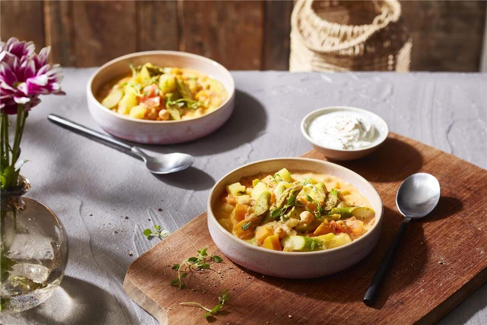 Schmeckt nach Frühling: Die Kichererbsen geben dem Kartoffel-Spargel-Ragout eine leicht cremige Konsistenz.KMG/die-kartoffel.de/dpa-tmn