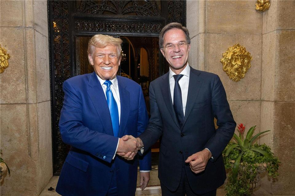 Schmeicheleien von Rutte (r) finden in Trump einen gewogenen Empfänger. (Archivbild)Erik Luntang/Nato/dpa