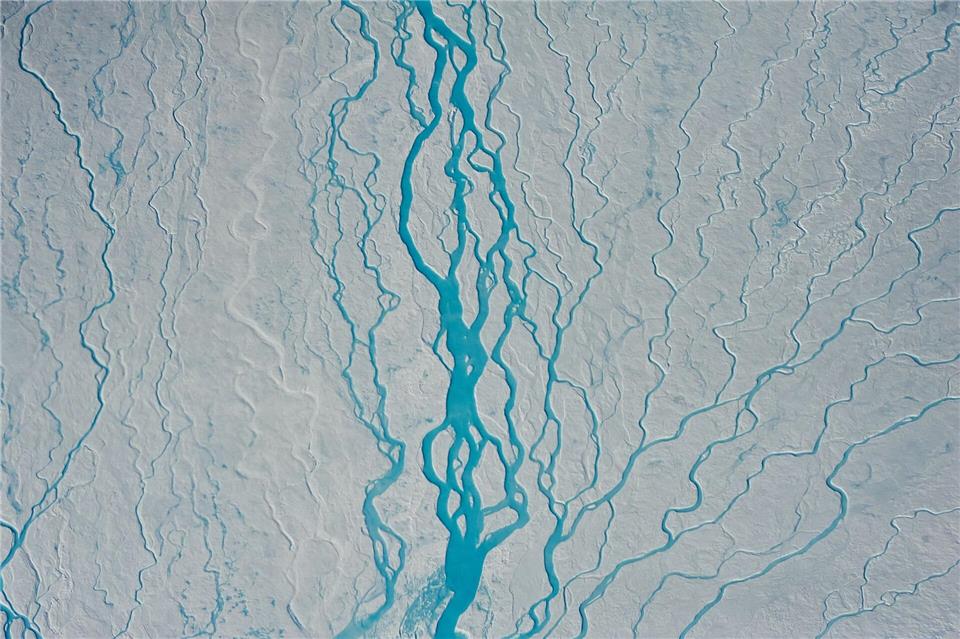 Schmelzwasserflüsse im grönländischen Inlandeis. Sepp Kipfstuhl/Alfred-Wegener-Institut, Helmhol/dpa