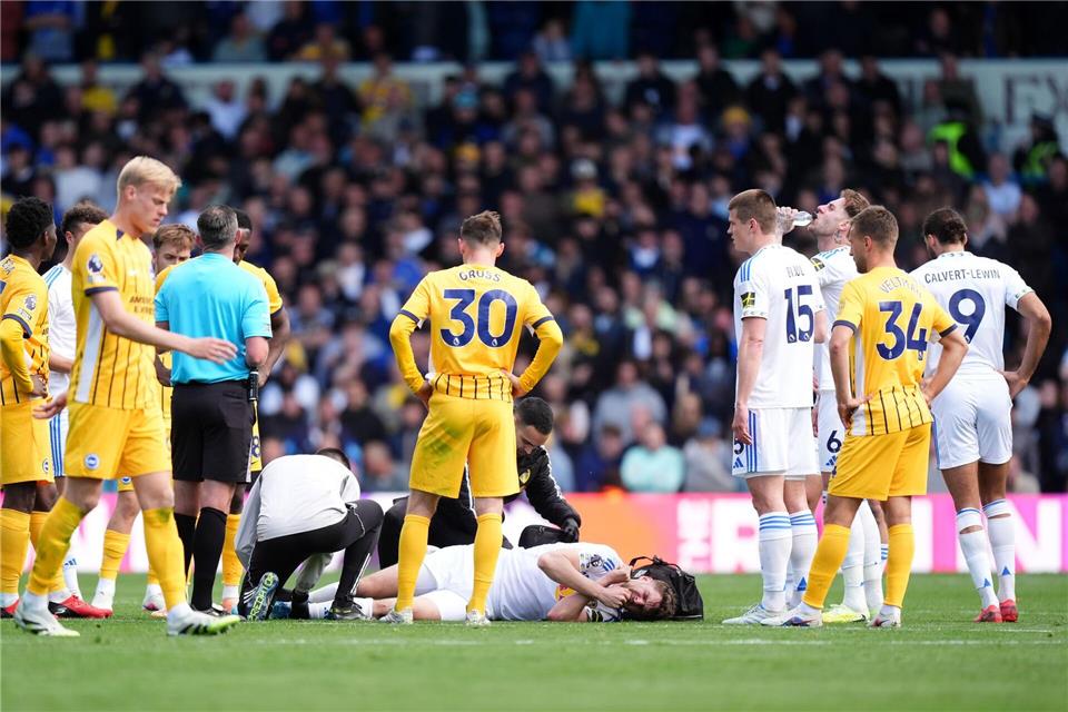 Schmerzhaftes Ende eines Premier-League-Spiels: Anton Stach verletzte sich beim Auftritt für Leeds United.Mike Egerton/PA Wire/dpa
