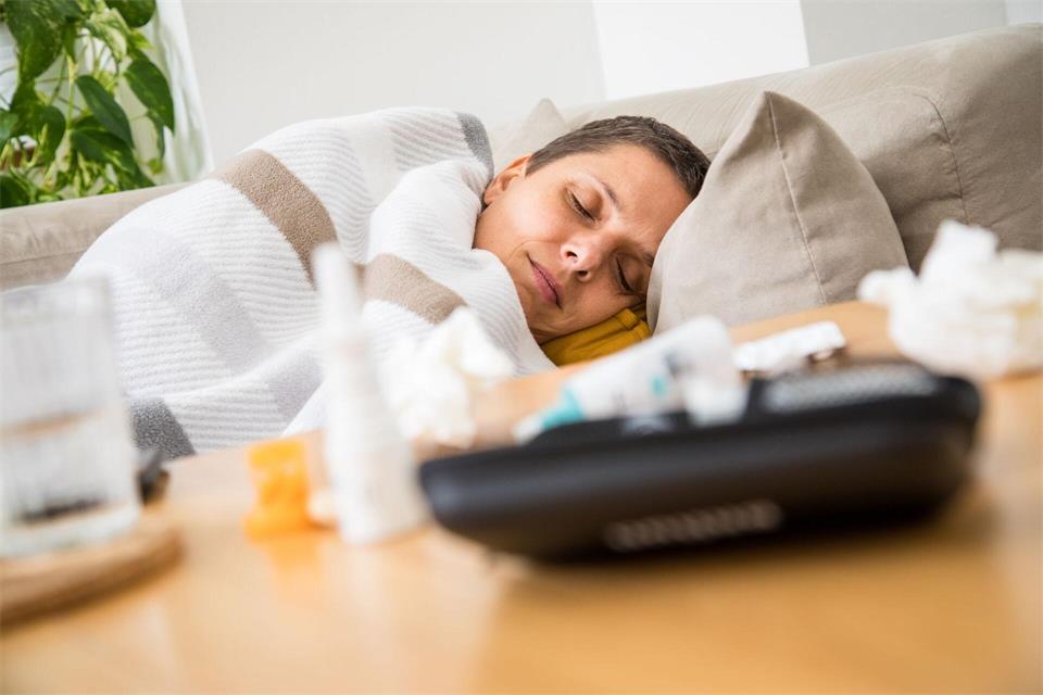 Schmerzmittel und Nasenspray lindern Symptome einer Erkältung - schneller gesund wird man dadurch aber in der Regel nicht.picture alliance / dpa-tmn