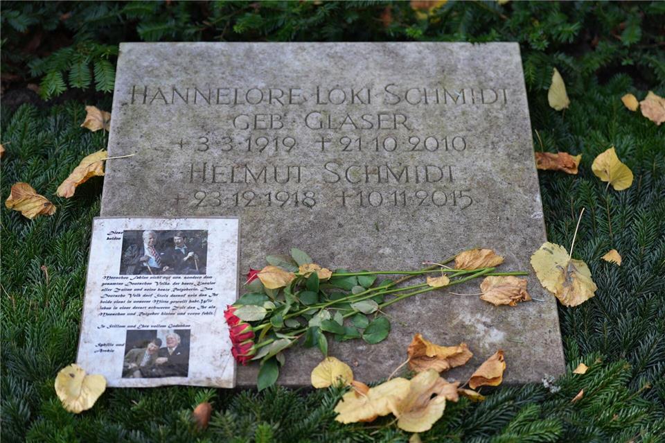 Schmidt sei der beste Kanzler aller Zeiten gewesen, heißt es auf einem auf dem Grabstein abgelegten Schreiben.Marcus Brandt/dpa