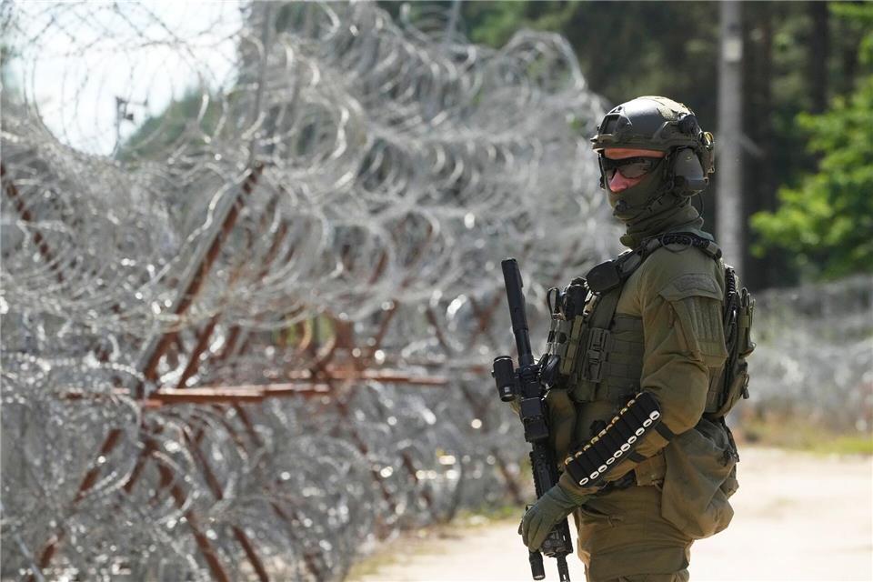 Schmuggel-Ballons haben die streng bewachte Grenze zwischen Belarus und Polen überflogen. (Archivbild)Czarek Sokolowski/AP/dpa