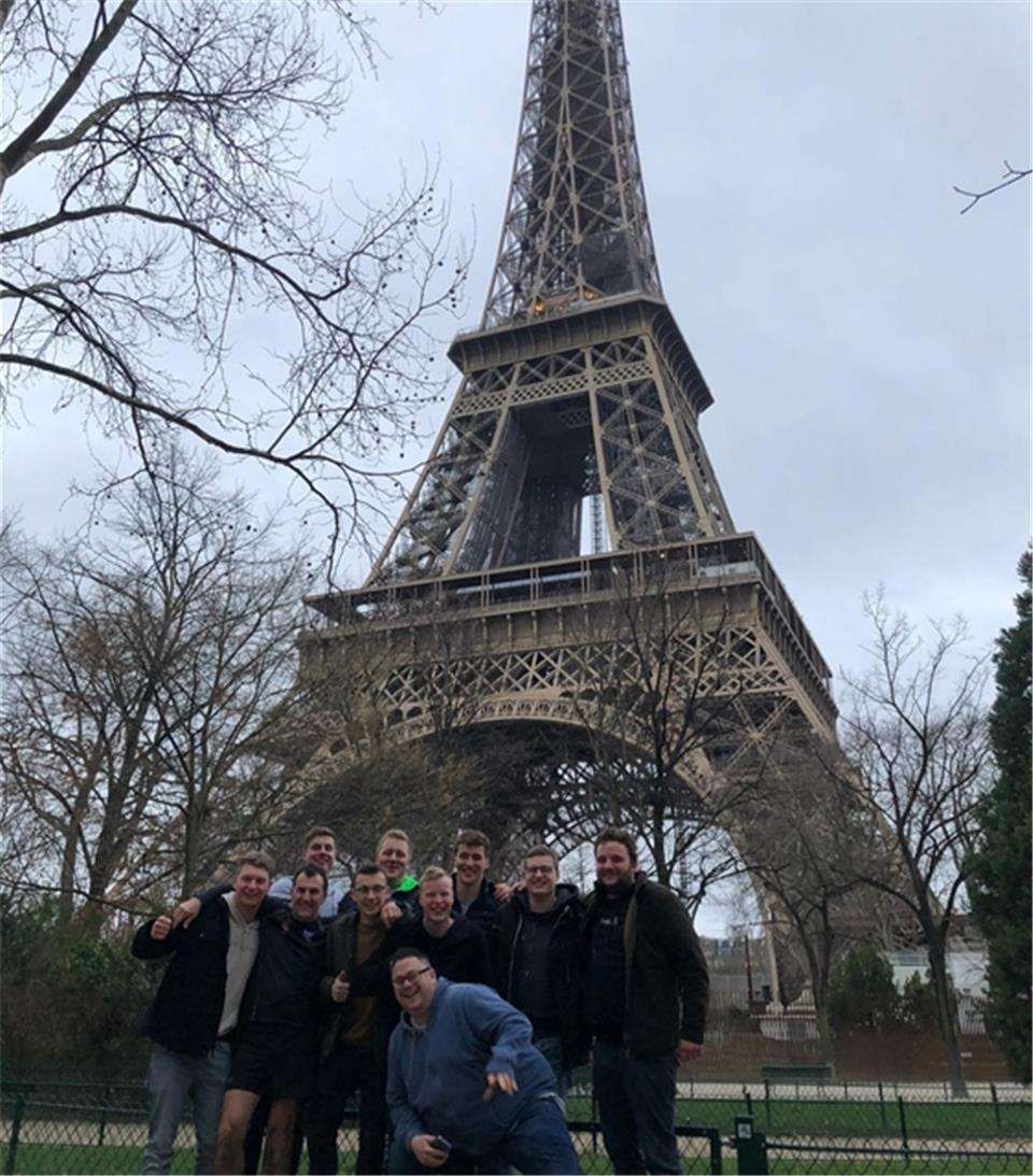 Schnappschuss einer Schnapsidee: Acht Mitglieder der Marbecker Landjugend sind in der Nacht zu Samstag mit dem Taxi nach Paris gefahren. Sehr zur Freude des Taxifahrers (vorne) und des Franzosen Jean-Marc Fortané (Zweiter von links), der einfach mal mit aufs Foto wollte.