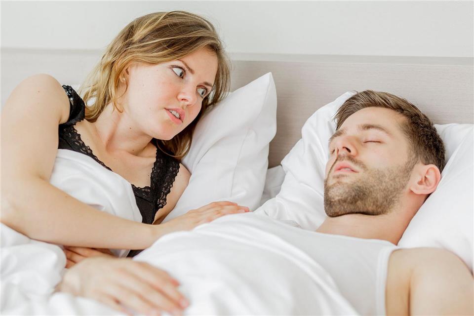 Schnarch! Auch wenn es manchmal schwer zu ertragen ist, ziehen viele Frauen den gemeinsamen Schlaf mit dem schnarchenden Partner getrennten Schlafzimmern vor. Monique Wüstenhagen/dpa-tmn