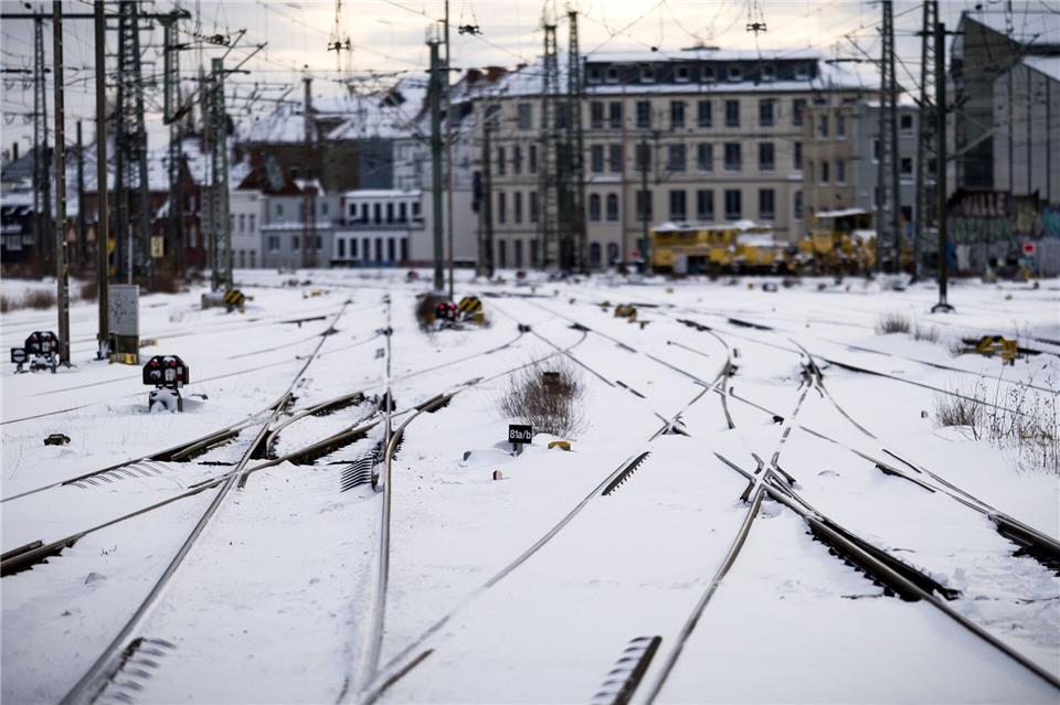 Schnee, Eis und Kälte bremsen den Bahnverkehr in Niedersachsen.Moritz Frankenberg/dpa