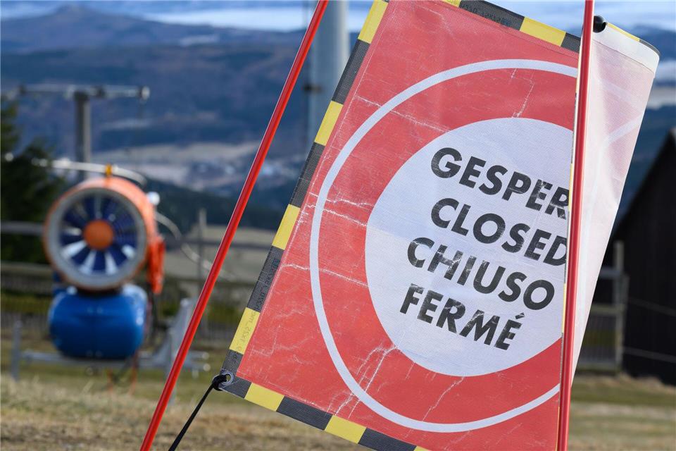 Schnee? Fehlanzeige. Am Fichtelberg brauchen Skifans noch Geduld. Auch über Weihnachten wird dort noch kein Skibetrieb möglich sein. (Archivbild)Hendrik Schmidt/dpa
