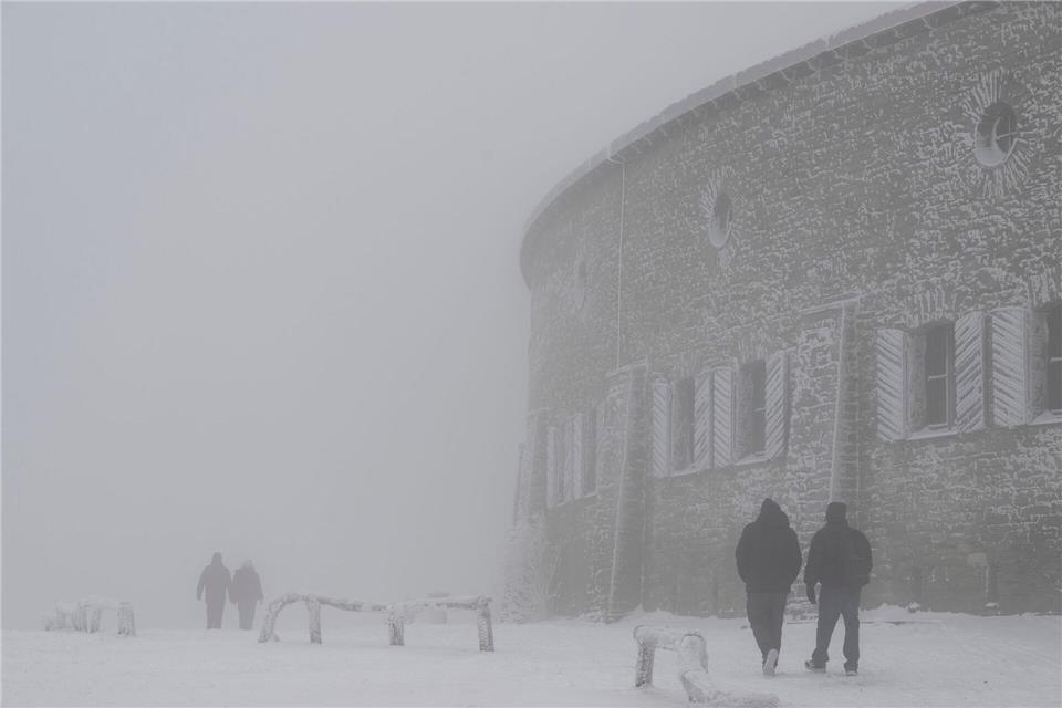 Schnee, Nebel und frostige Temperaturen - bei winterlichem Wetter ist der Feldberg im Taunus ein beliebtes Ziel für Spaziergänger. Boris Roessler/dpa