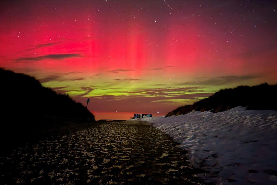 Schnee, Sand und bunte Lichter bilden einen seltenen Anblick auf der Nordseeinsel Norderney.Volker Bartels/-/dpa