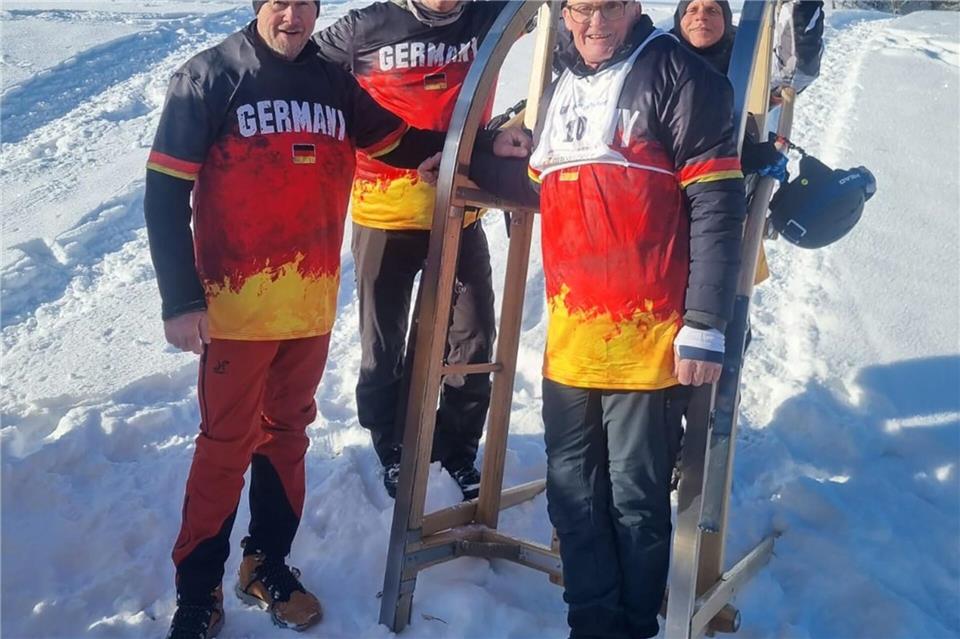 Schnee, Schlitten und Spaß - das war das Hornschlittenrennen 2026 für das Quartett aus Rheinhessen. --/Mathias Peter/dpa