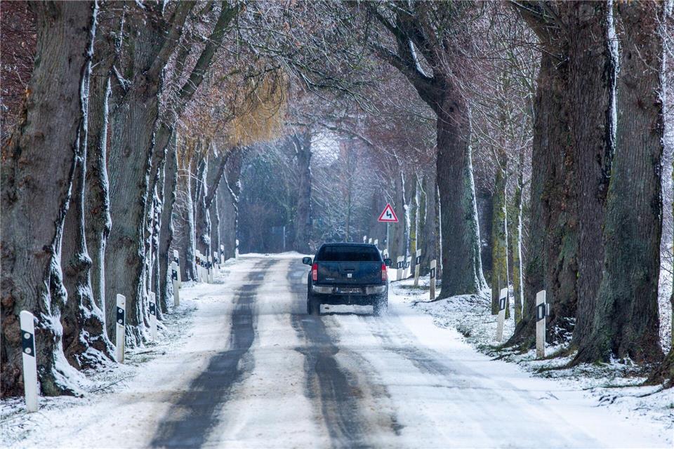 Schnee, Schneeregen und Eis verwandelten viele Straßen in Rutschbahnen.Jens Büttner/dpa