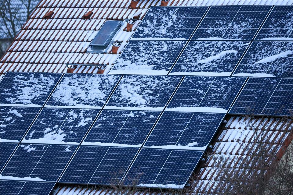 Schnee auf Solarmodulen kann im Winter den Stromertrag mindern: Doch das Abfegen von Schnee birgt Unfallgefahr und kann die empfindlichen Module beschädigen.Jan Woitas/dpa/dpa-tmn