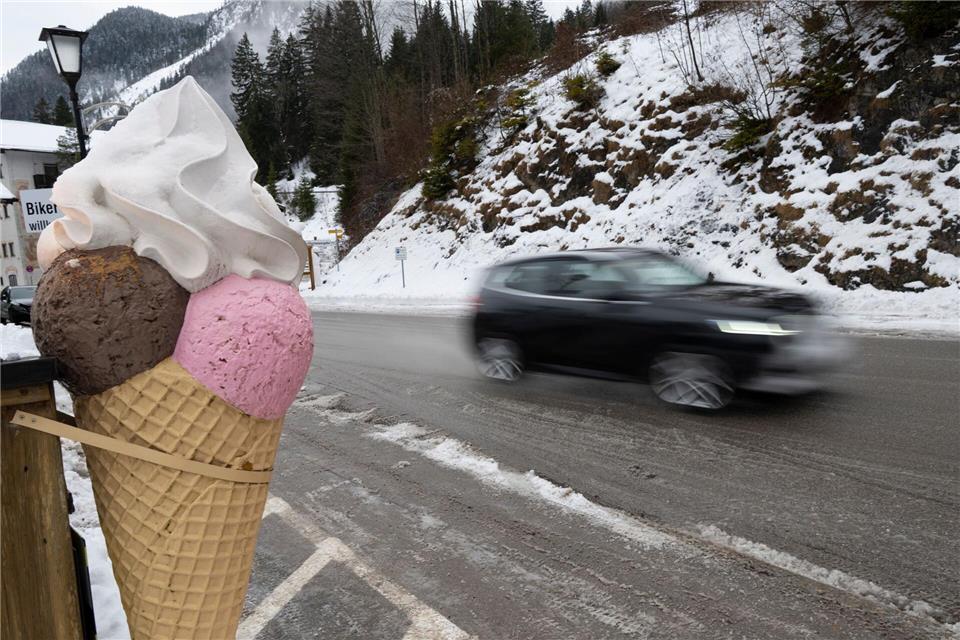 Schnee auf den Straßen - Eis am Wegesrand. Peter Kneffel/dpa