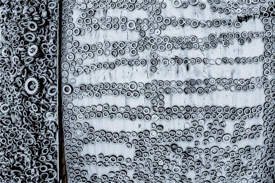 Schnee bedeckt ein Futtersilo, auf dem ausgediente Autoreifen die Schutzfolie beschweren.Jens Büttner/dpa