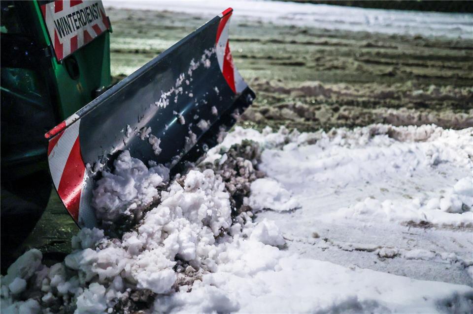 Schnee in Stuttgart wird geräumt.Christoph Schmidt/dpa