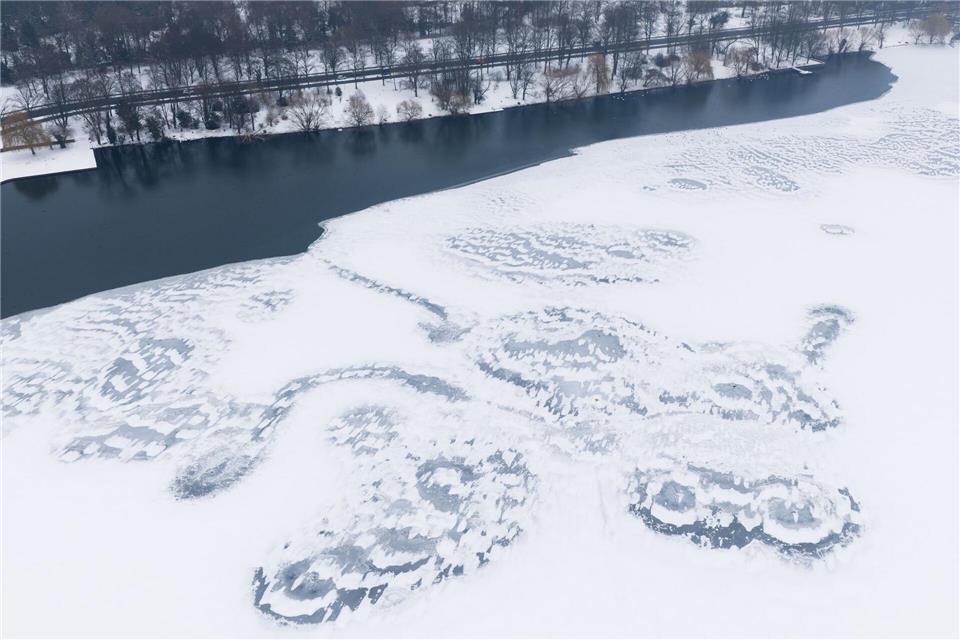 Schnee isoliert nach Angaben des Experten sehr gut, sodass der Frost darüber nicht mehr in den See vordringen kann. In der Folge kühlt das Wasser unter der Eisschicht nur sehr langsam aus.Julian Stratenschulte/dpa