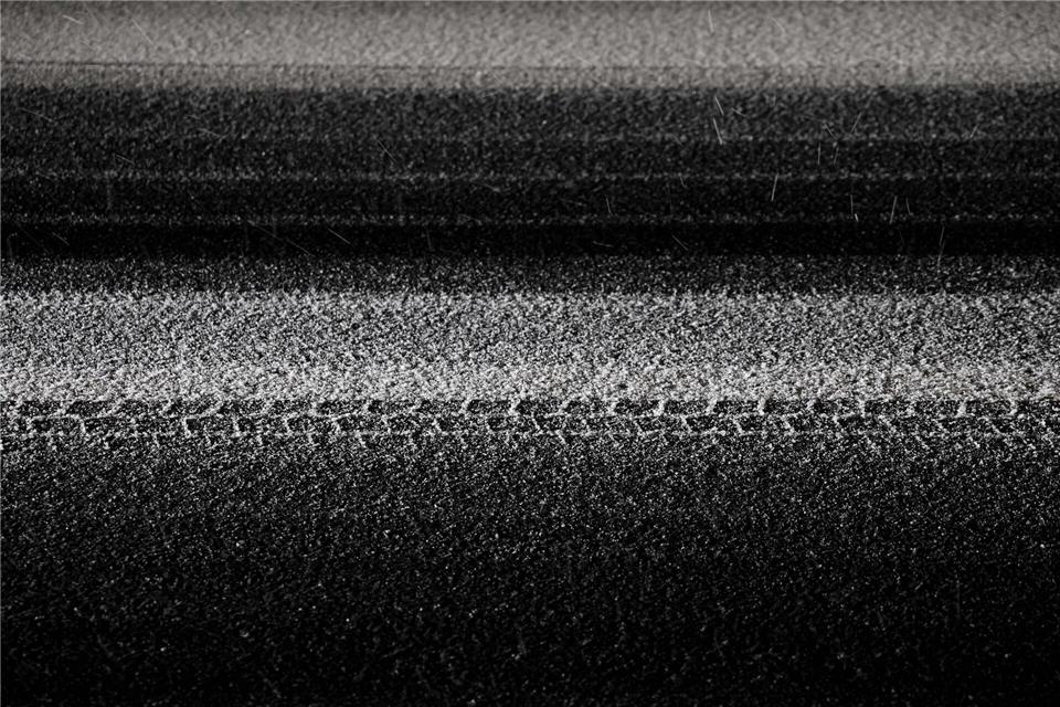 Schnee könnte am Donnerstag auch die Straßen in NRW rutschig werden lassen. (Archiv)David Ebener/dpa